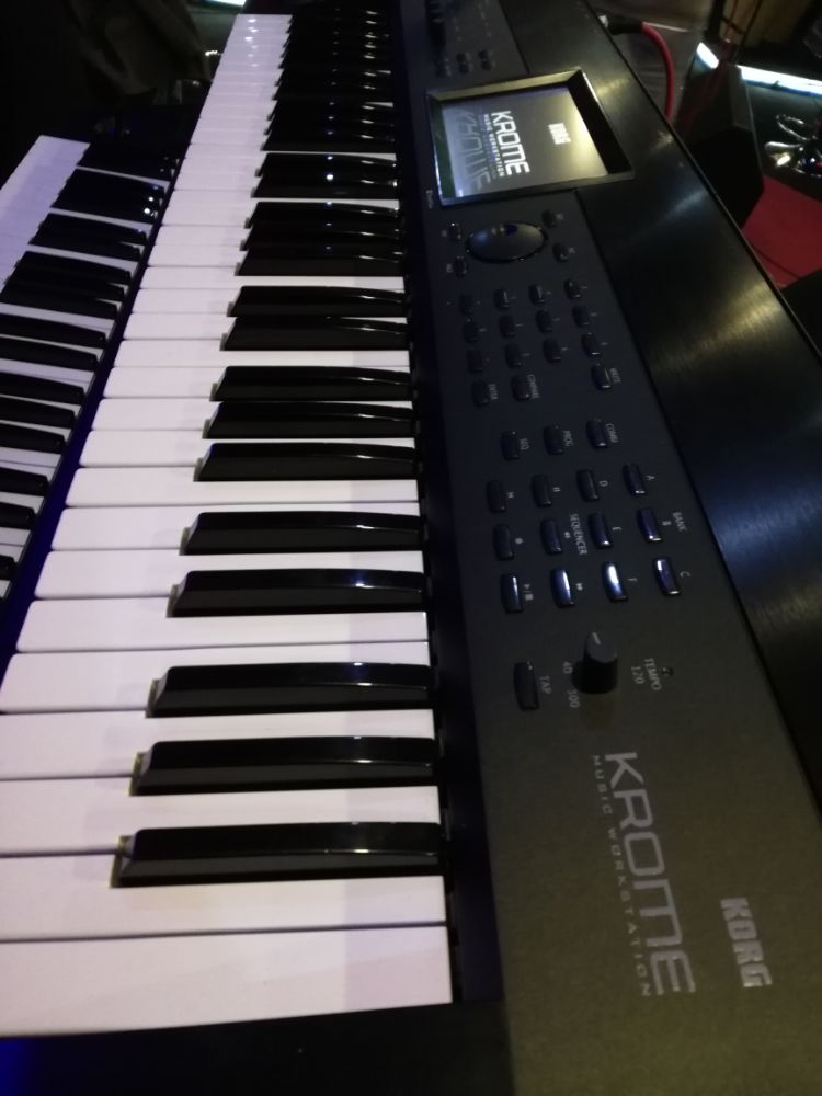 کرگ کروم korg krome 61